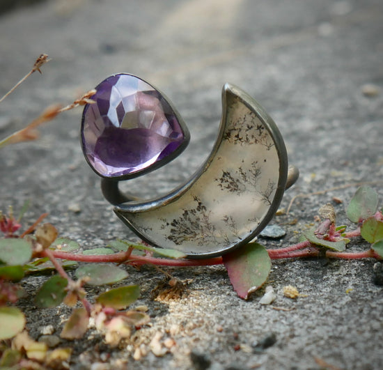 Salem Mystic — A Dendritic Agate and Amethyst Satellite Ring in Oxidized Sterling Silver — Size 8 1/2 to 9
