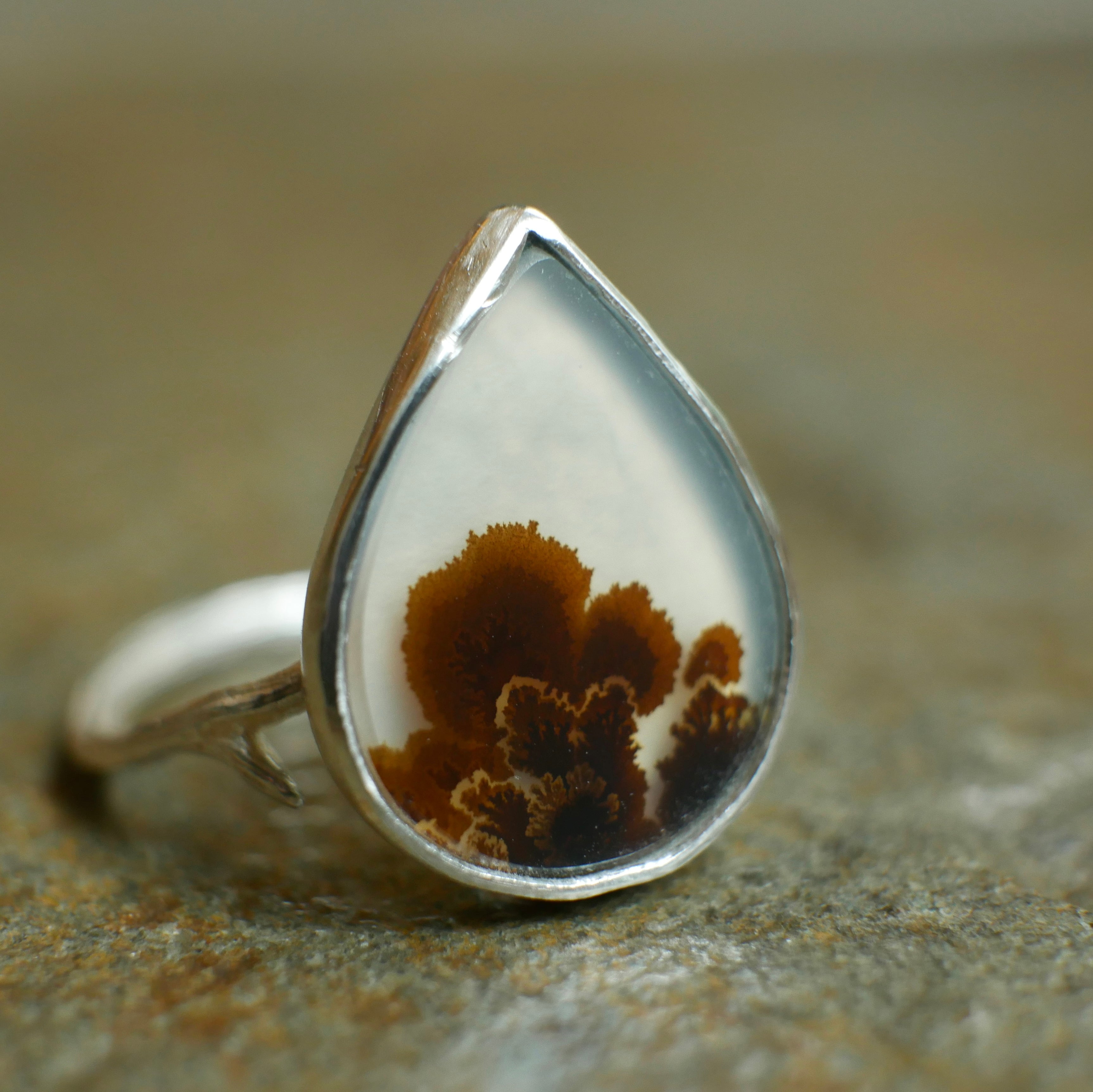 Silver ring with dendritic outlet agate